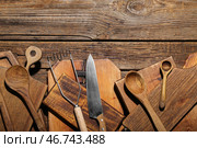 Различные разделочные доски, картофельная толкушка, ложки и нож на деревянном фоне. Стоковое фото, фотограф Pixel_shot / Фотобанк Лори