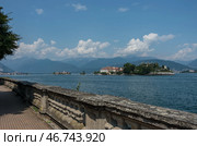 Вид на Борромейские (Borromean) острова, озеро Маджоре (Maggiore) и набережную города Стреза (Stresa), Пьемонт, Италия, Европа (2018 год). Стоковое фото, фотограф Дымов Игорь / Фотобанк Лори