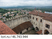 Средневековый замок Рокка-ди-Анжера ( Rocca di Angera), озеро Маджоре (Maggiore), Италия. Вид на двор с главной башни. (2018 год). Стоковое фото, фотограф Дымов Игорь / Фотобанк Лори