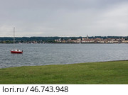 Город Арона (Arona) на озере Маджоре (Maggiore), Пьемонт, Италия. Вид с Рокка-ди-Анжера (Rocca di Angera) (2018 год). Стоковое фото, фотограф Дымов Игорь / Фотобанк Лори
