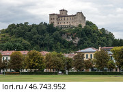 Замок Рокка-ди-Анжера ( Rocca di Angera), вид c городской набережной города Анжера (Angerа) на озере Маджоре (Maggiore), Италия (2018 год). Стоковое фото, фотограф Дымов Игорь / Фотобанк Лори
