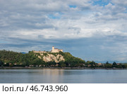 Замок Рокка-ди-Анжера (Rocca di Angera), вид с озера Маджоре, Италия (2018 год). Стоковое фото, фотограф Дымов Игорь / Фотобанк Лори