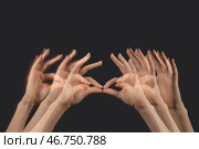 Стробоскопическое фото движущейся женщины, жестикулирующей на темном фоне. Стоковое фото, фотограф Pixel_shot / Фотобанк Лори