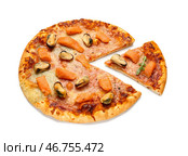 Вкусная пицца из морепродуктов на белом фоне. Стоковое фото, фотограф Pixel_shot / Фотобанк Лори