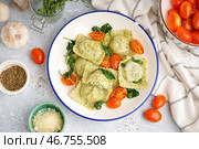 Тарелка вкусных равиоли с овощами на сером фоне. Стоковое фото, фотограф Pixel_shot / Фотобанк Лори