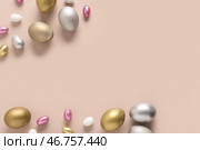 Разукрашенные пасхальные яйца на бежевом фоне. Стоковое фото, фотограф Pixel_shot / Фотобанк Лори