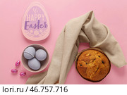 Открытка с текстом СЧАСТЛИВОЙ ПАСХИ, разукрашенными яйцами и пасхальным куличом на розовом фоне. Вид сверху. Стоковое фото, фотограф Pixel_shot / Фотобанк Лори