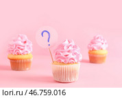 Вкусные кексы с вопросительным знаком на розовом фоне. Концепция вечеринки по раскрытию пола ребенка. Стоковое фото, фотограф Pixel_shot / Фотобанк Лори