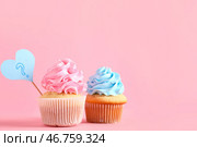 Вкусные кексы с вопросительным знаком на цветном фоне. Концепция вечеринки для раскрытия пола ребенка. Стоковое фото, фотограф Pixel_shot / Фотобанк Лори