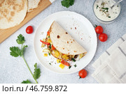 Тарелка с вкусным питой хлебом, гриль-овощами и соусом на белом фоне. Стоковое фото, фотограф Pixel_shot / Фотобанк Лори