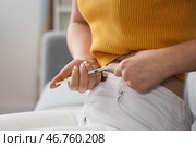 Диабетическая студентка делает себе инъекцию инсулина дома, крупный план. Стоковое фото, фотограф Pixel_shot / Фотобанк Лори