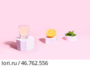 Декоративные пьедесталы с коктейлем Лимончелло и мятой на розовом фоне. Стоковое фото, фотограф Pixel_shot / Фотобанк Лори