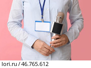 Женщина-журналист с микрофоном и пустым идентификационным бейджем на розовом фоне, крупным планом. Стоковое фото, фотограф Pixel_shot / Фотобанк Лори