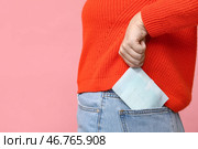 Красивая молодая женщина с гигиенической прокладкой на розовом фоне, крупным планом. Стоковое фото, фотограф Pixel_shot / Фотобанк Лори