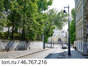 Город Москва. Петроверигский переулок (2024 год). Стоковое фото, фотограф Александр Тараканов / Фотобанк Лори