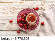 Банка с вкусным вареньем из крыжовника на светлом деревянном фоне. Стоковое фото, фотограф Pixel_shot / Фотобанк Лори