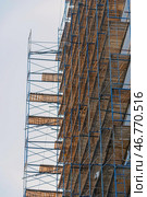 Фасад современного строящегося высотного здания. The facade of modern residential building under construction. Стоковое фото, фотограф Татьяна Д / Фотобанк Лори