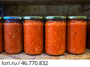 Стеклянные банки с консервированными продуктами на полке в кладовке. Стоковое фото, фотограф Наталья Шатохина/NEWS.ru / ТАСС / Фотобанк Лори