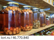 Стеклянные банки с консервированными продуктами на полке в кладовке. Стоковое фото, фотограф Наталья Шатохина/NEWS.ru / ТАСС / Фотобанк Лори