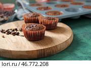 Доска с вкусными шоколадными маффинами на столе. Стоковое фото, фотограф Pixel_shot / Фотобанк Лори