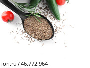 Ложка с семенами тмина, розмарином и овощами на белом фоне. Стоковое фото, фотограф Pixel_shot / Фотобанк Лори
