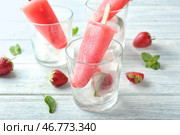 Стакан с вкусным клубничным эскимо на деревянном столе. Стоковое фото, фотограф Pixel_shot / Фотобанк Лори