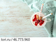 Вкусный овсяный смузи с орехами и свежей малиной в стеклянной чашке на деревянном столе. Стоковое фото, фотограф Pixel_shot / Фотобанк Лори