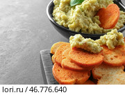 Чаша с вкусным гуакамоле и хлебными чипсами на сером текстурированном фоне. Стоковое фото, фотограф Pixel_shot / Фотобанк Лори