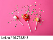 Вкусные сладкие леденцы и брызгает на цветном фоне. Стоковое фото, фотограф Pixel_shot / Фотобанк Лори