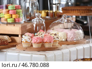 Вкусные кексы на деревянной доске в пекарне. Стоковое фото, фотограф Pixel_shot / Фотобанк Лори