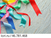 Разные свернувшись разноцветными лентами на деревянный стол. Стоковое фото, фотограф Pixel_shot / Фотобанк Лори