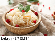 Чаша с вкусной квашеной капустой и клюквой на столе, крупным планом. Стоковое фото, фотограф Pixel_shot / Фотобанк Лори