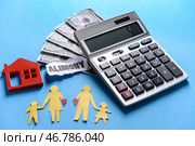 Слово ALIMONY с бумажными фигурами семьи, дома, денег и калькулятора на цветном фоне. Стоковое фото, фотограф Pixel_shot / Фотобанк Лори