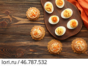Вкусные яйца с тарталетками на деревянном столе. Стоковое фото, фотограф Pixel_shot / Фотобанк Лори