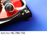 Наушники с современным DJ-микшером на цветном фоне. Стоковое фото, фотограф Pixel_shot / Фотобанк Лори
