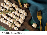 Доска с вкусными варениками на столе. Стоковое фото, фотограф Pixel_shot / Фотобанк Лори