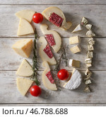 Ассорти из вкусных сыров на деревянном столе. Стоковое фото, фотограф Pixel_shot / Фотобанк Лори