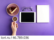 Женская рука с чашкой кофе и планшетных ПК на цветном фоне. Стоковое фото, фотограф Pixel_shot / Фотобанк Лори