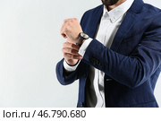 Модный молодой человек в формальной одежде на светлом фоне. Стоковое фото, фотограф Pixel_shot / Фотобанк Лори