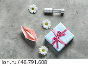 Подарочная коробка с флаконом духов, лодочкой для оригами и цветами на гранж-фоне. Стоковое фото, фотограф Pixel_shot / Фотобанк Лори