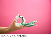 Окрашенные руки, показывая ОК жест на цветном фоне. Стоковое фото, фотограф Pixel_shot / Фотобанк Лори