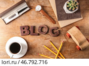 Слово БЛОГ с чашкой кофе и канцелярских товаров на деревянный стол. Стоковое фото, фотограф Pixel_shot / Фотобанк Лори