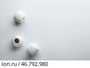 Белые клубки на светлом фоне. Стоковое фото, фотограф Pixel_shot / Фотобанк Лори