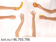 Предложение вкусного завтрака сонной женщине дома. Стоковое фото, фотограф Pixel_shot / Фотобанк Лори