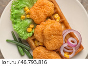 Тарелка с вкусными вафлями и куриными наггетсами, крупным планом. Стоковое фото, фотограф Pixel_shot / Фотобанк Лори