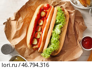 Вкусные хот-доги на белом столе. Стоковое фото, фотограф Pixel_shot / Фотобанк Лори