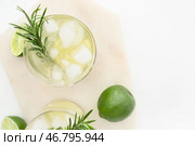 Стаканы вкусного лаймового лимонада с розмарином на светлом фоне, крупным планом. Стоковое фото, фотограф Pixel_shot / Фотобанк Лори
