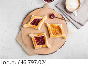 Доска с датской выпечкой на светлом фоне. Стоковое фото, фотограф Pixel_shot / Фотобанк Лори