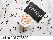 Чашка кофе с фасолью и слово ПАУЗА на светлом фоне. Стоковое фото, фотограф Pixel_shot / Фотобанк Лори