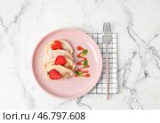 Тарелка с вкусными клубничными клецками на светлом фоне. Стоковое фото, фотограф Pixel_shot / Фотобанк Лори